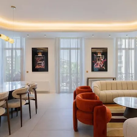 Elegant 2 Master With Balcony Center شقة *