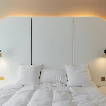 Elegant 2 Master With Balcony Center شقة *