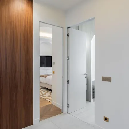Elegant 2 Master With Balcony Center شقة *
